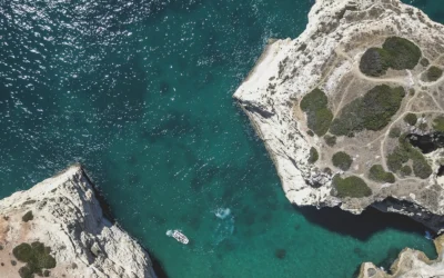 Les Avantages de Réserver un Bateau Privé Plutôt Qu’une Excursion de Groupe